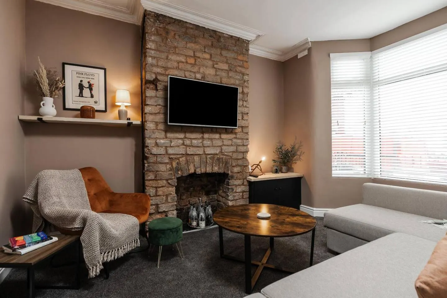 Home Away From Home Close To City Free Parking contacts